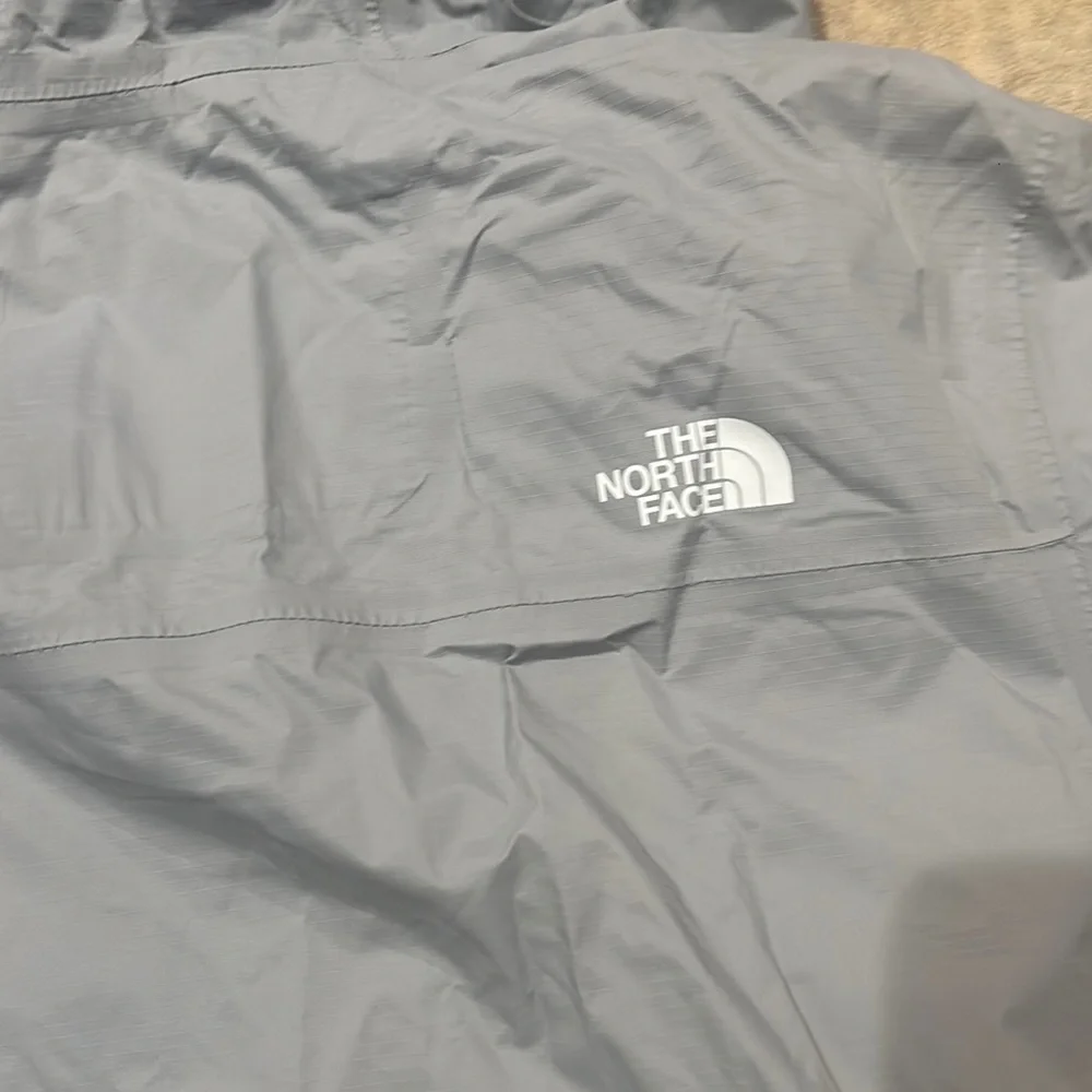 The North Face Gray Windbreaker Lightweight Weather-Resistant - Picture 5 of 5